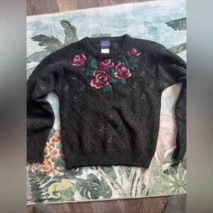 The Woolrich Women’s Vintage Wool Sweater Size Large Rose Pattern 100% Wool READ